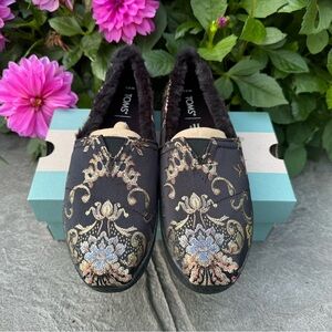 Brand new fleece lined Tom’s 6.5